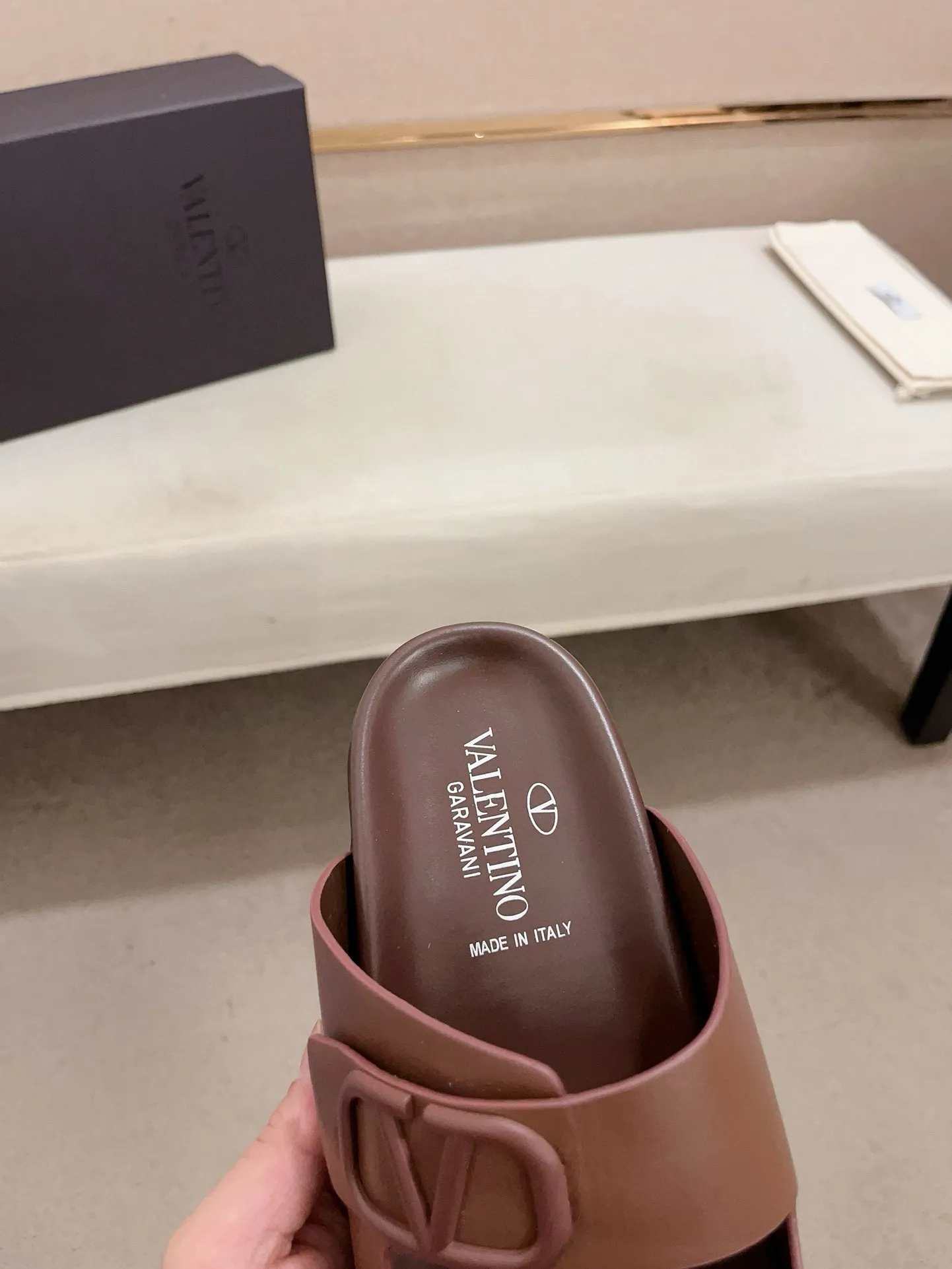 Men's shoes💰: 440💰[Valentino] New men's boutique slippers, counter quality, classic plaid, the actual workmanship is quite complex🔰The uppers are made of imported fabrics➕🐑Sheepskin lining, which tests the craftsman's craftsmanship➕original PU outsole. Size: 38-44 (45 can be customized, non-refundable)